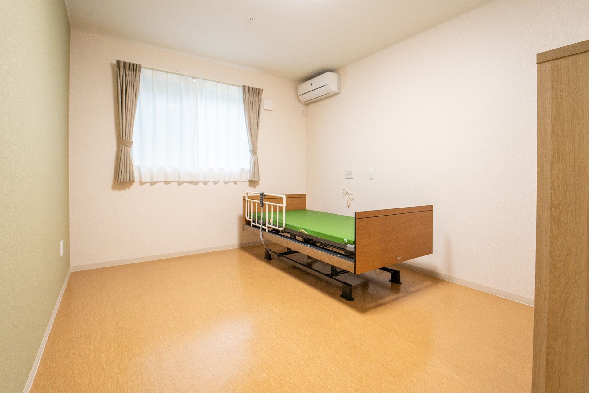 無駄のない整然とした部屋の様子。二人部屋の寝室部分を写した写真