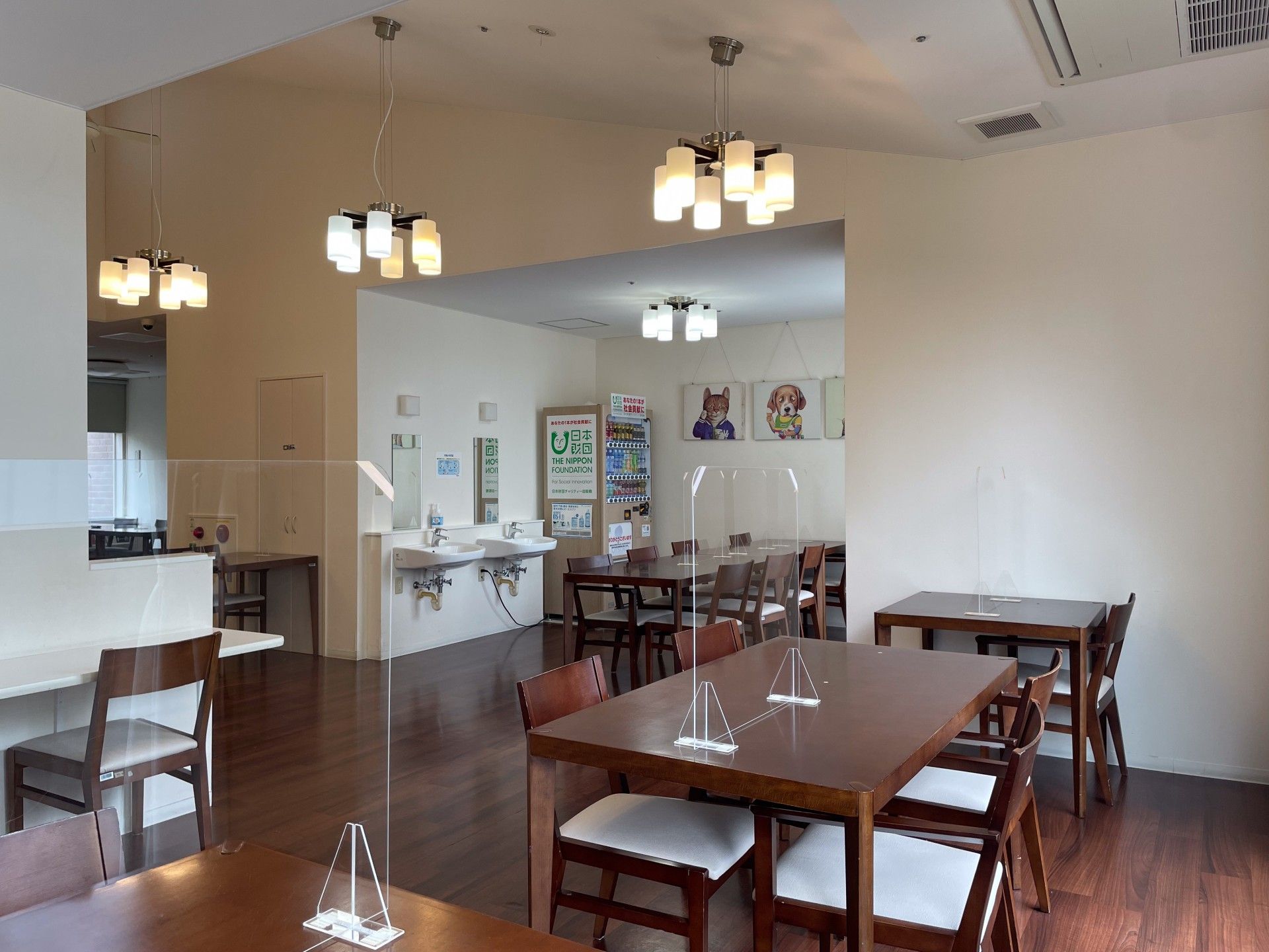 明るい食事スペース
