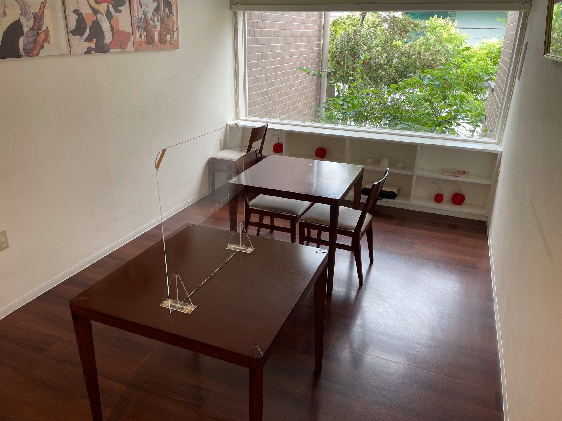 窓際のテーブルと椅子