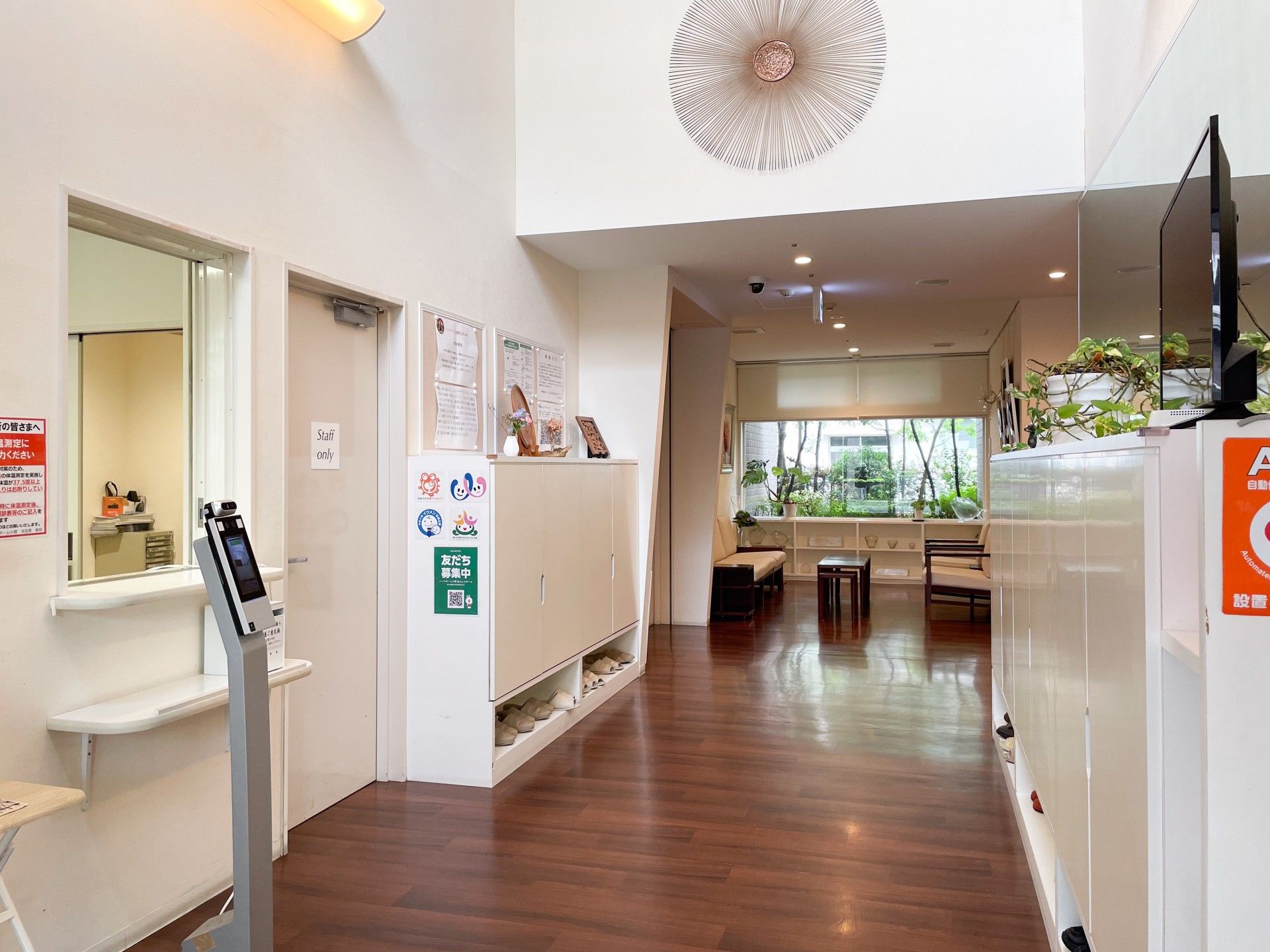 明るい廊下と待合スペース