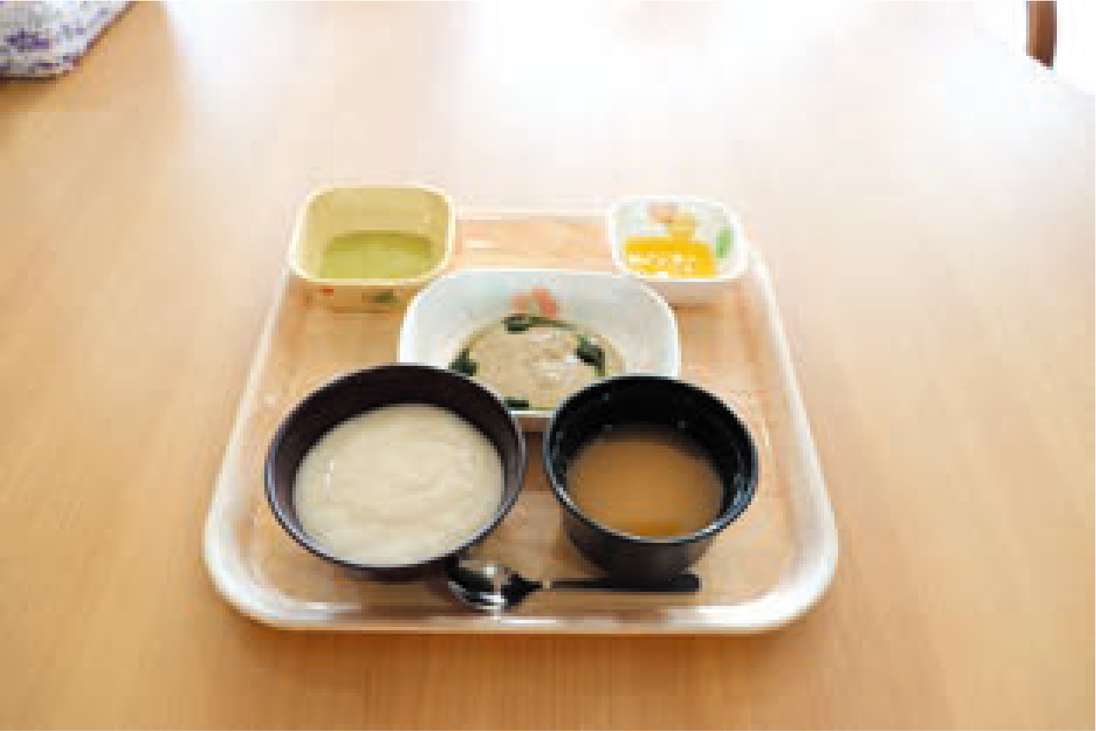 食事トレーの上の料理