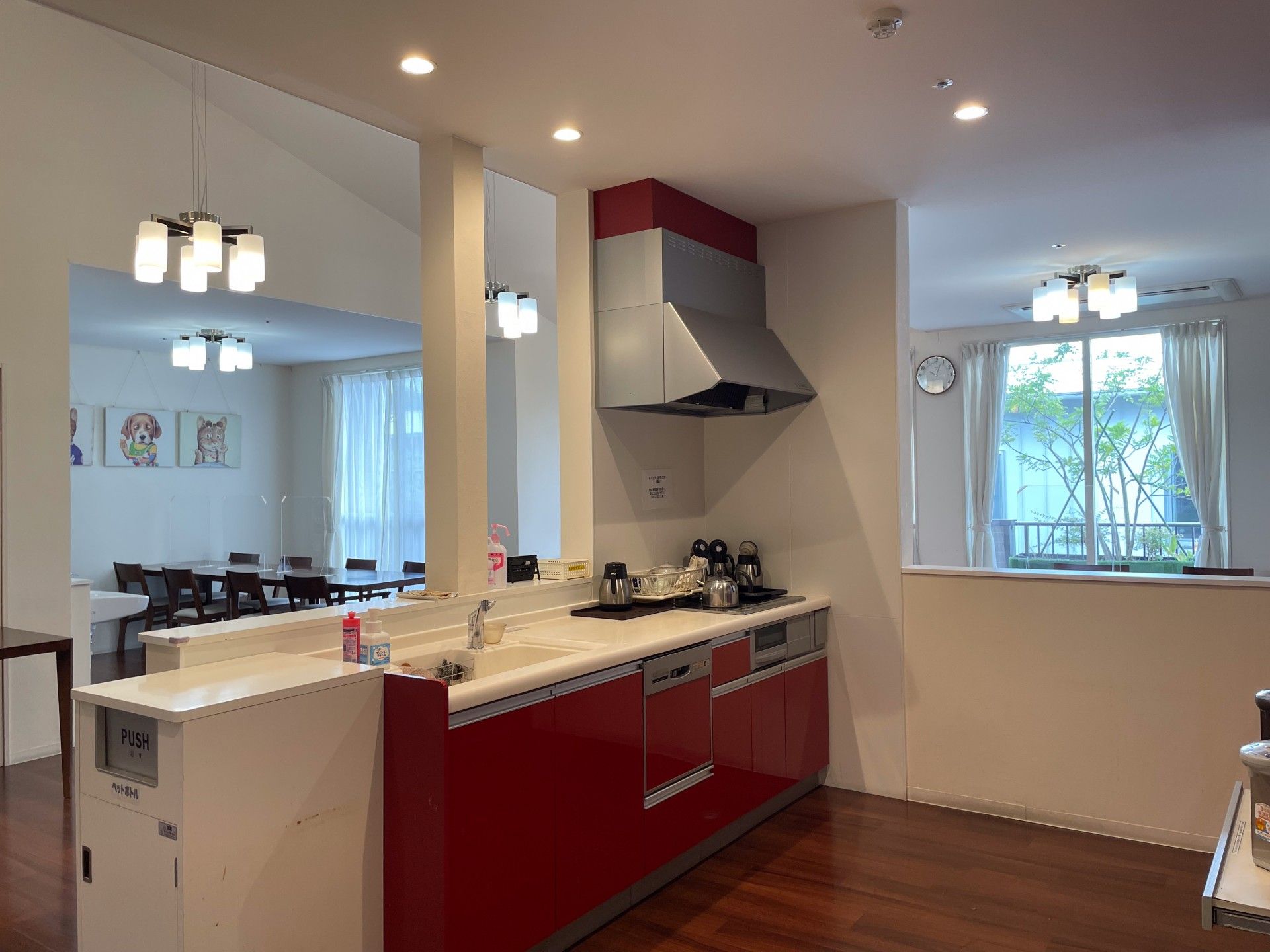 明るいキッチンと食事スペース