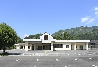 ゆとりある駐車場の建物