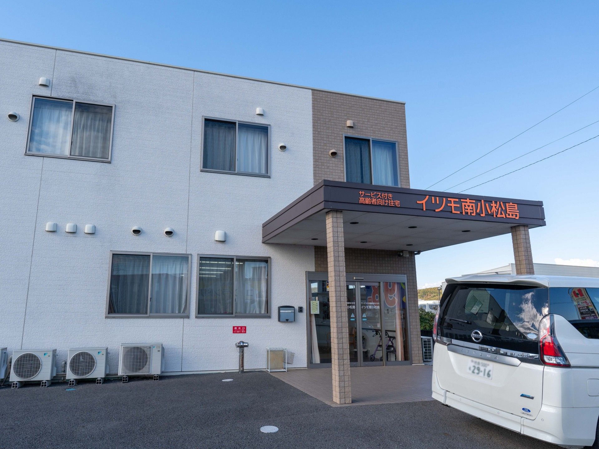 建物の正面玄関
