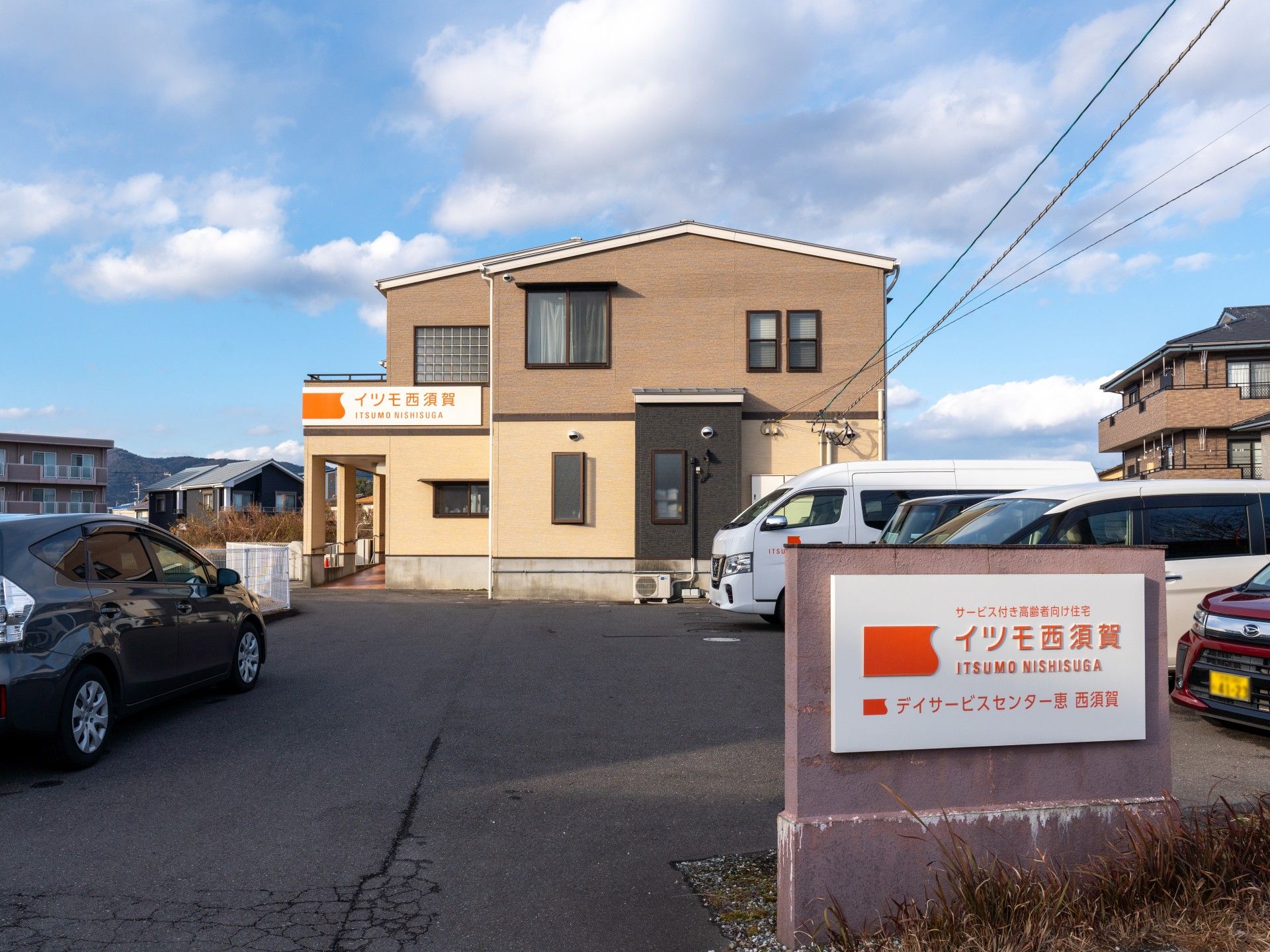 駐車場と建物の外観