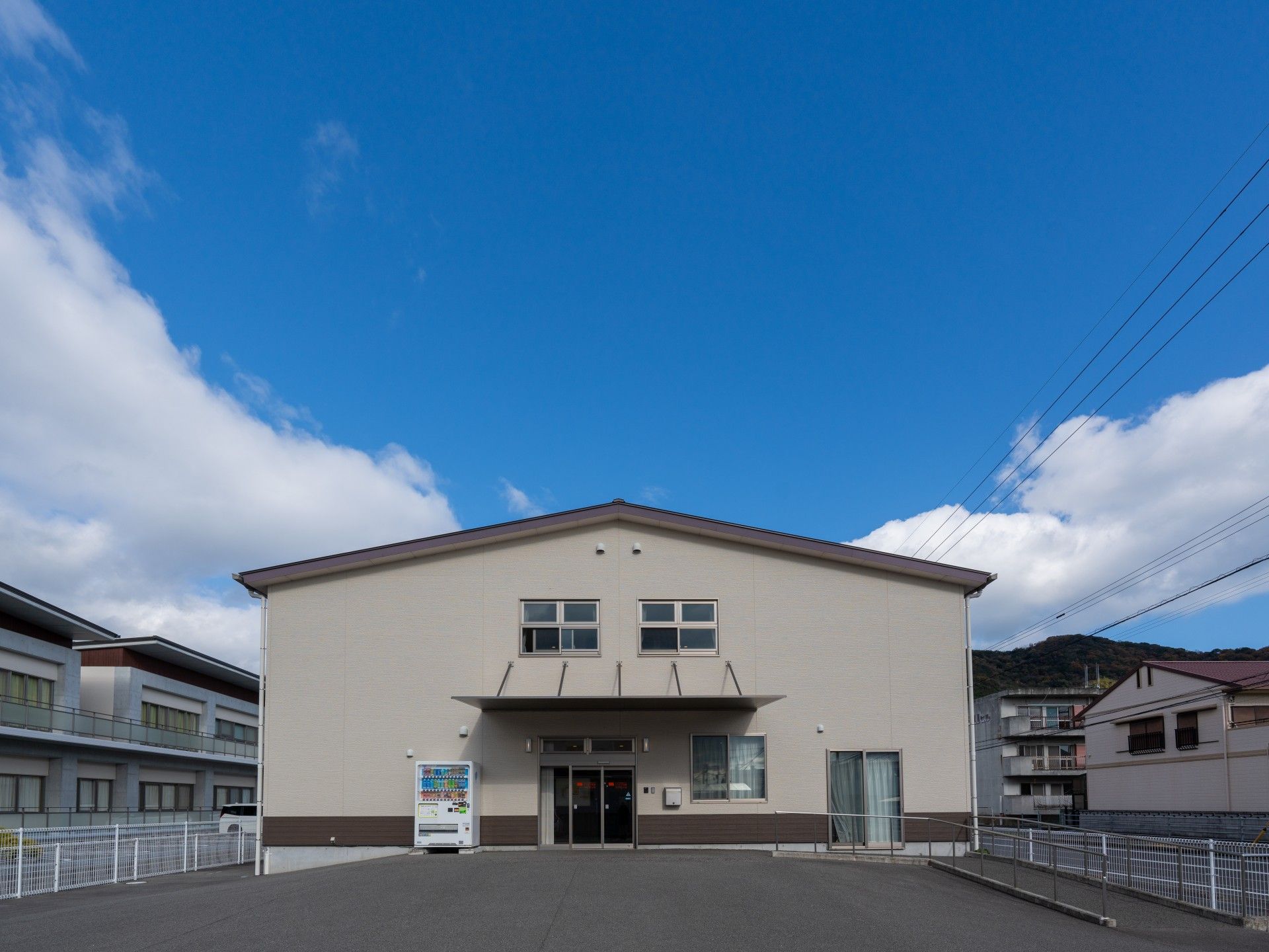 青空の下の建物外観