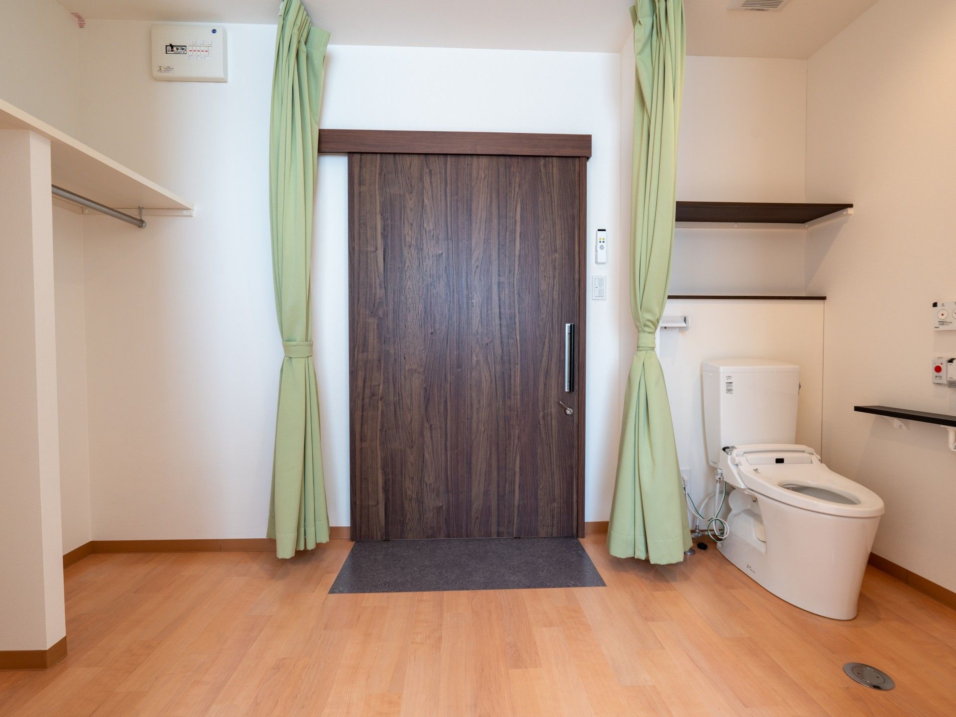 清潔なトイレと引き戸