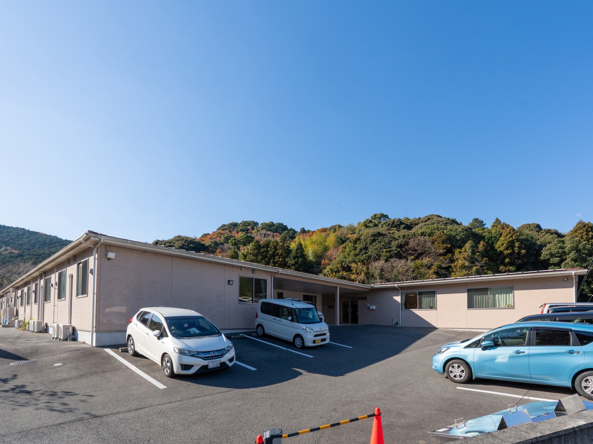 駐車場と建物の外観