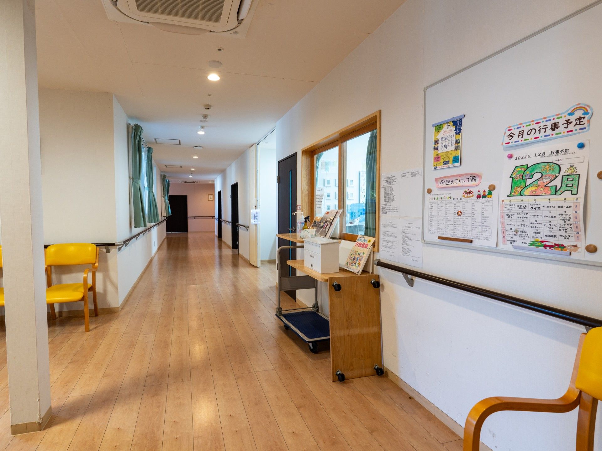 明るい廊下と掲示板