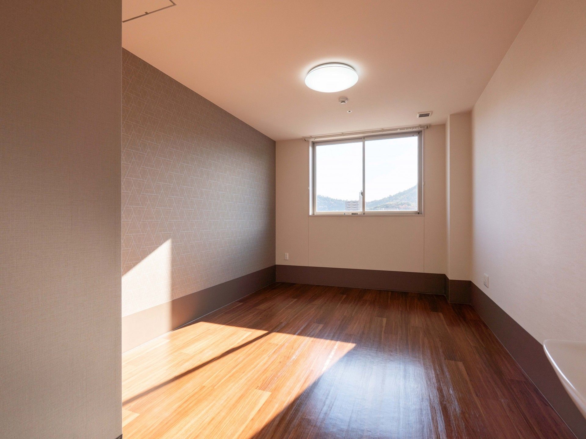 日差しが差し込む部屋