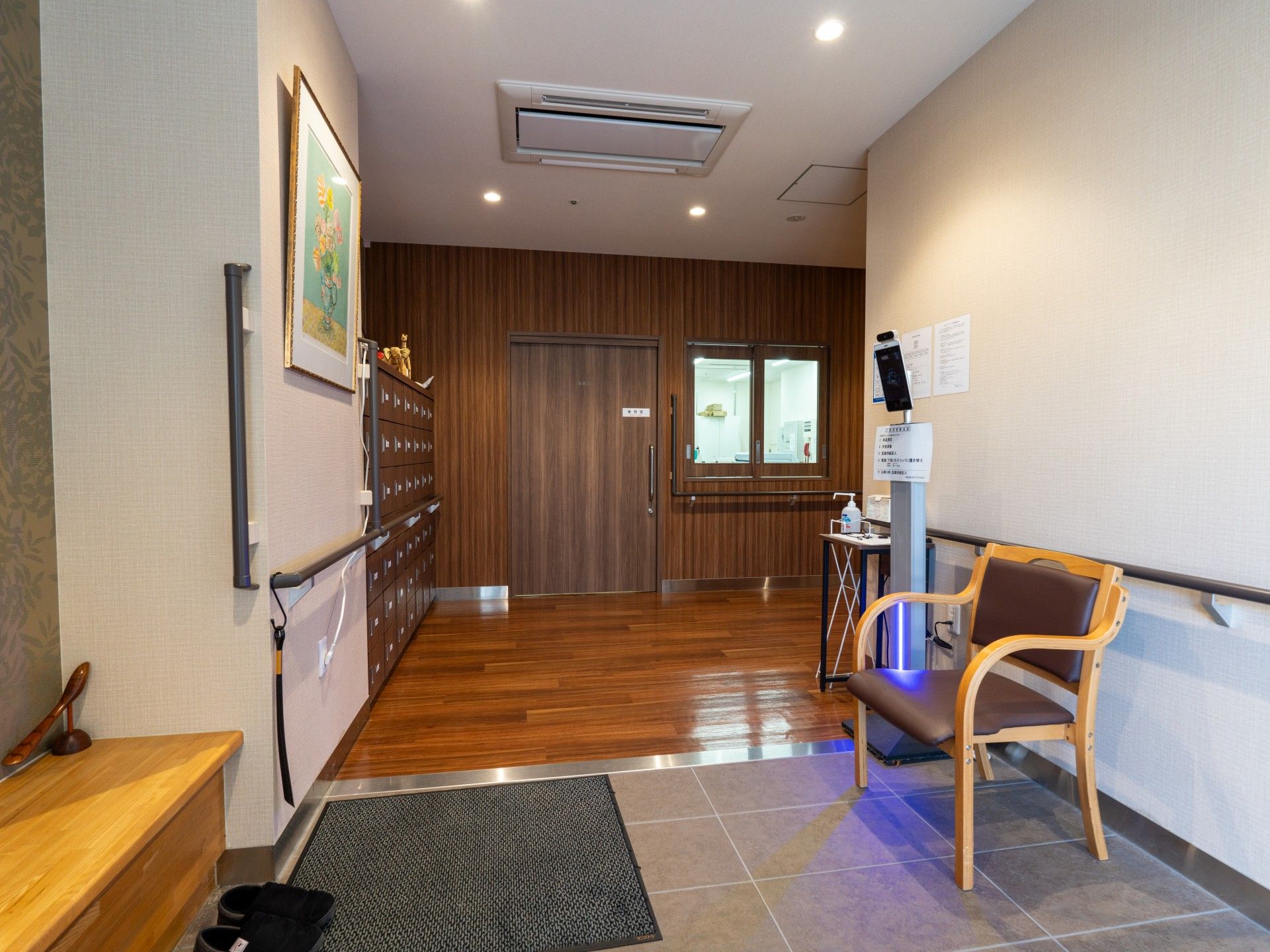 落ち着いた雰囲気の廊下