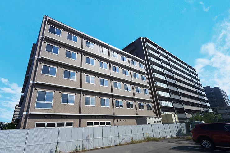 多階層の建物外観