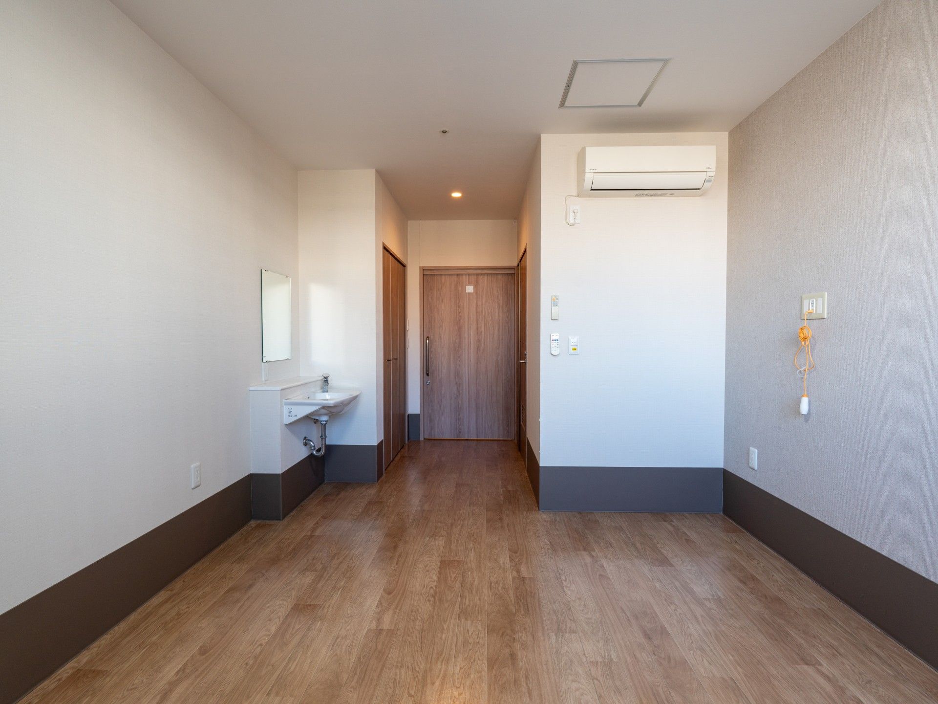 シンプルな個室の内装