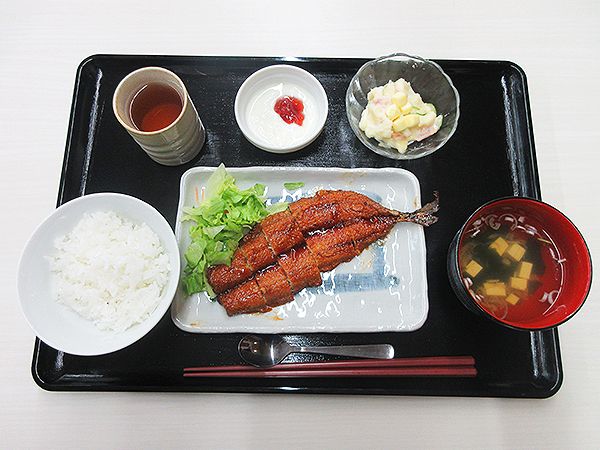 魚のかば焼きは細かくカットされている。みそ汁や白ご飯、サラダ、ヨーグルトなどもある。