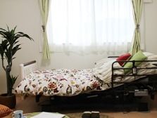 ベッドが設置された居室には大きな窓が付き、明るい雰囲気。