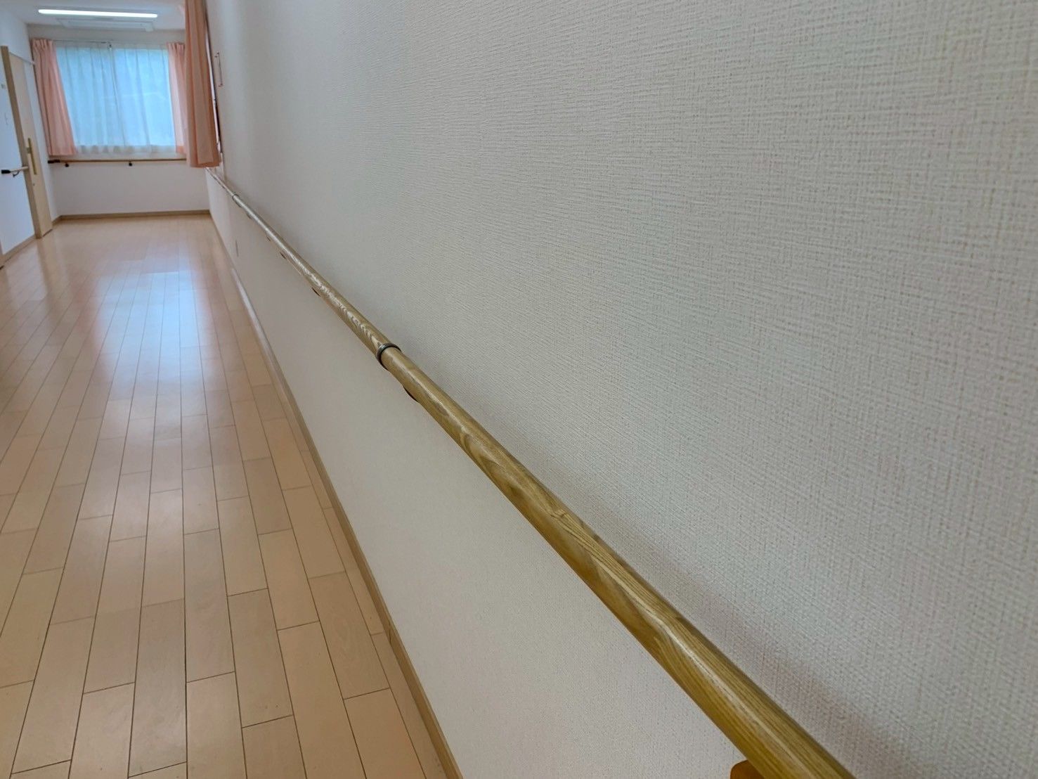 手すり付きの廊下