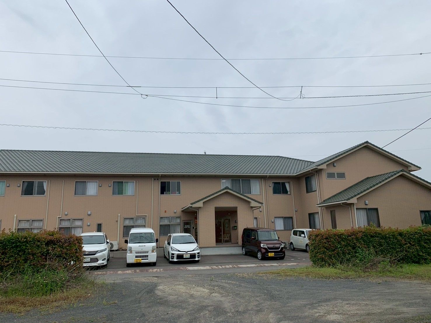 落ち着いた外観の建物