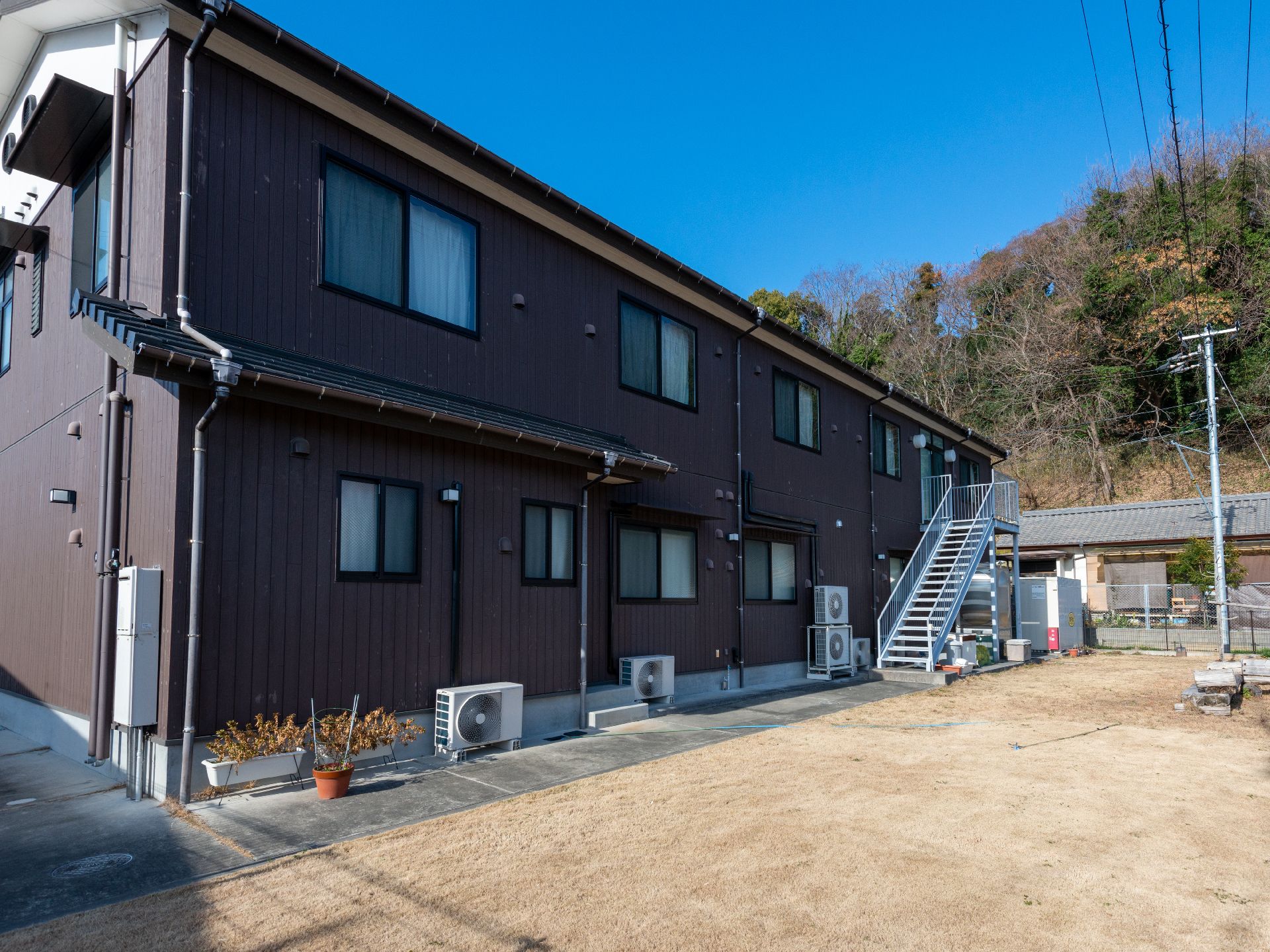 バリアフリー化された、手すりが設置してある玄関