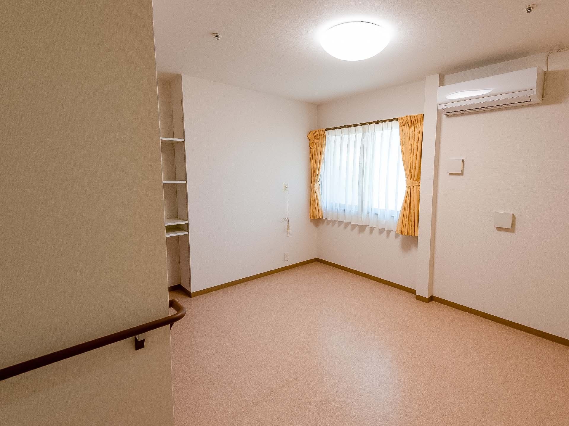 介護ベッドが置かれた、スペースのある居室