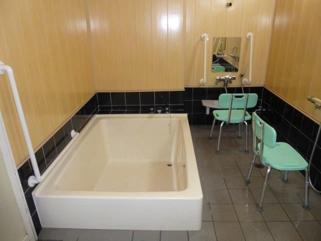 浴室は、複数人がご利用いただける広い空間となっている。シャワー設備を２セット用意したので、ゆっくりとお使いいただける。