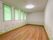 エアコンが付いた部屋はフローリングでグリーンと黄色の花柄の壁紙を使用し、ロールスクリーンも緑。
