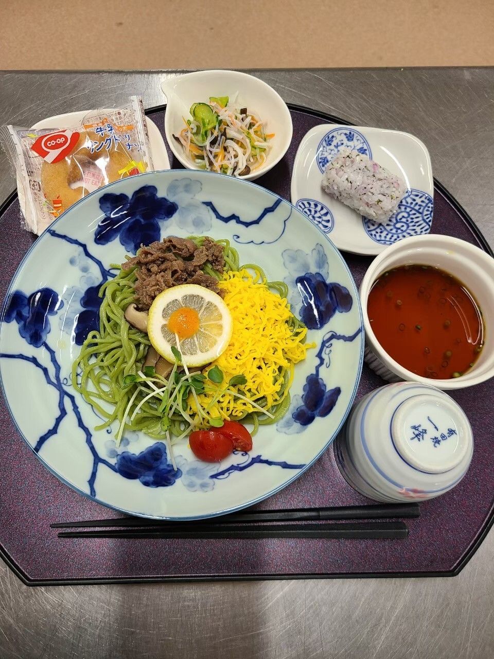 丼に乗った瓦そばと。デザートや一品が小鉢に乗ってる
