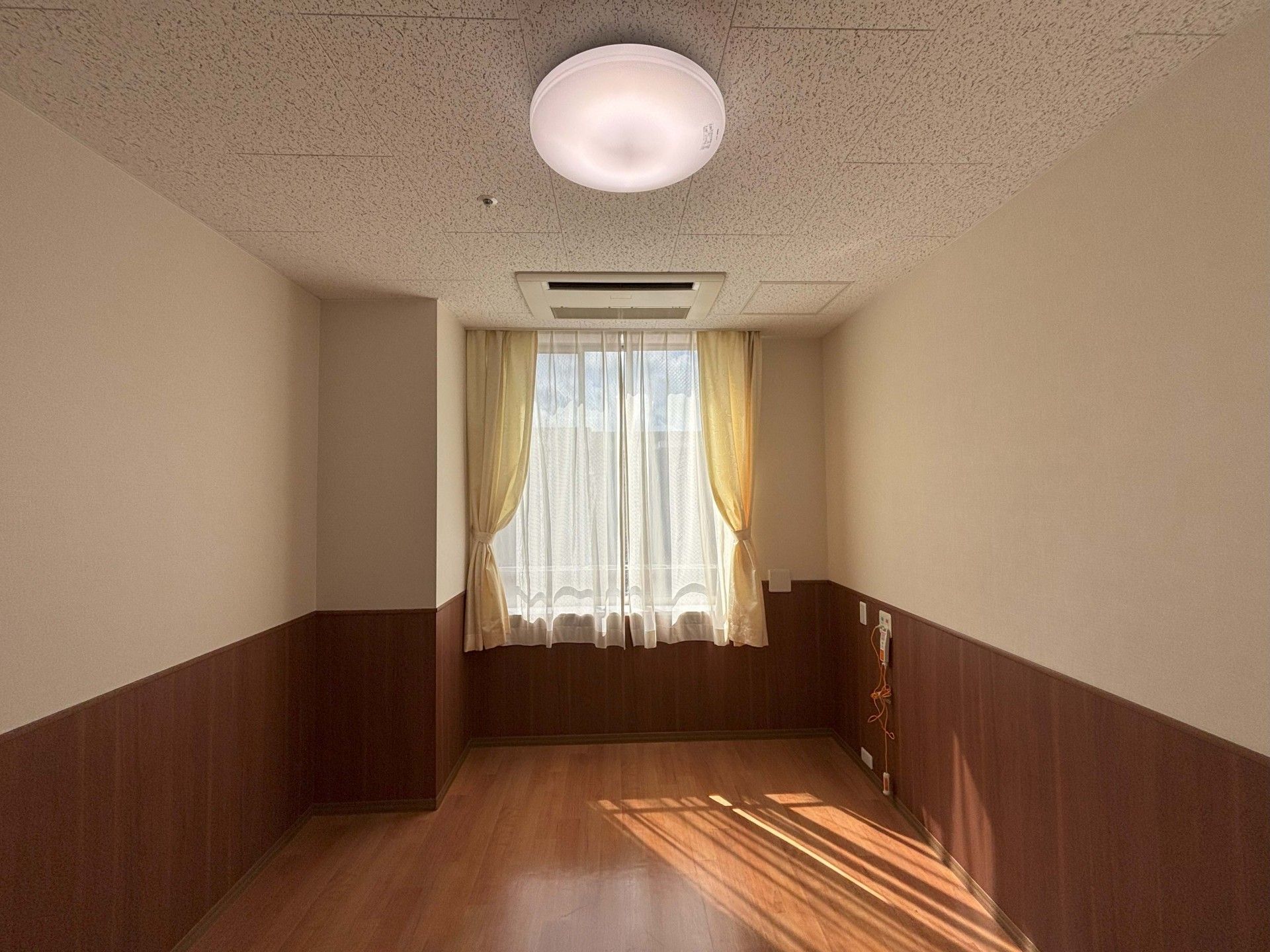 日差しが差し込む部屋