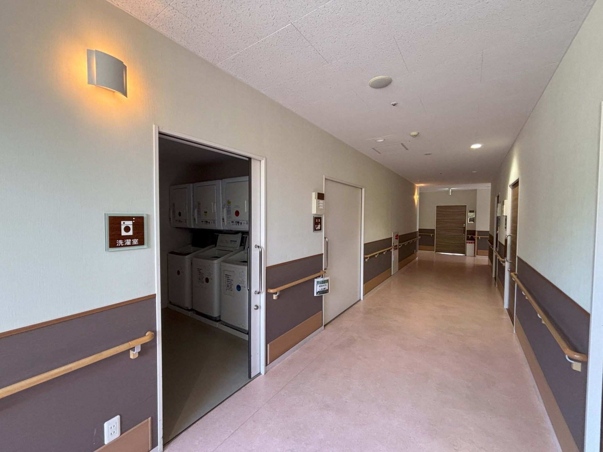 洗濯室のある廊下
