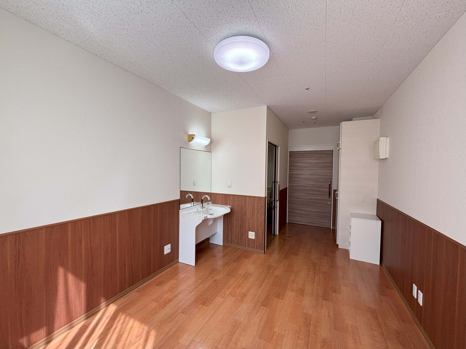 明るい個室の洗面台