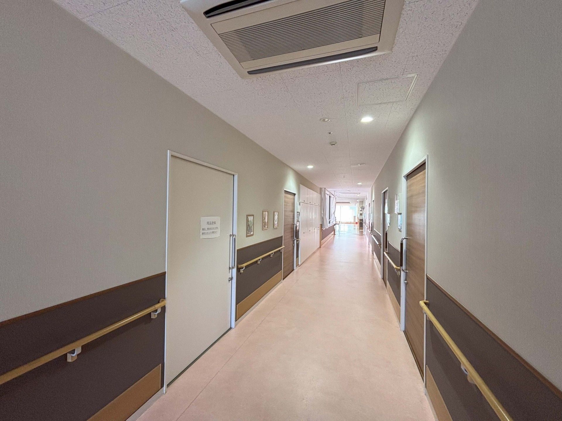 手すり付きの長い廊下