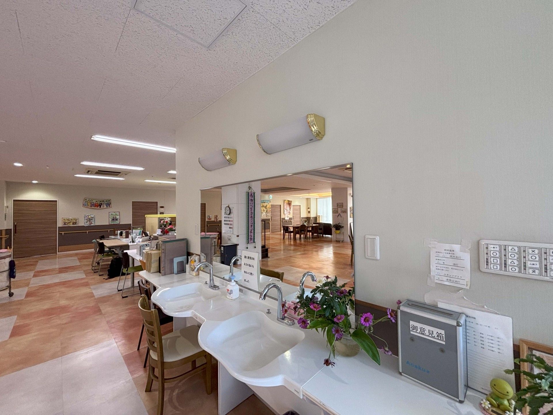 洗面台と広い共有スペース
