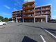 広々とした駐車場のある建物