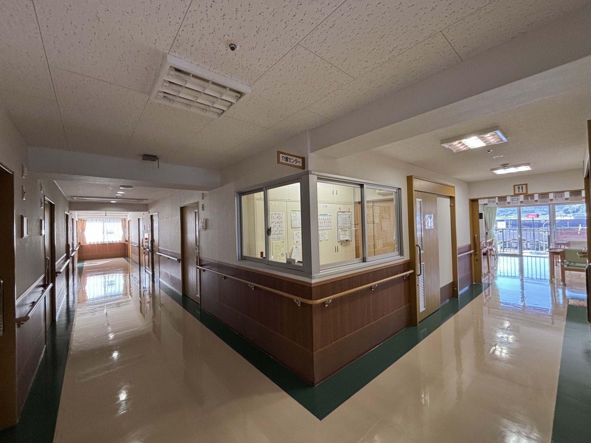 明るい廊下と窓の風景