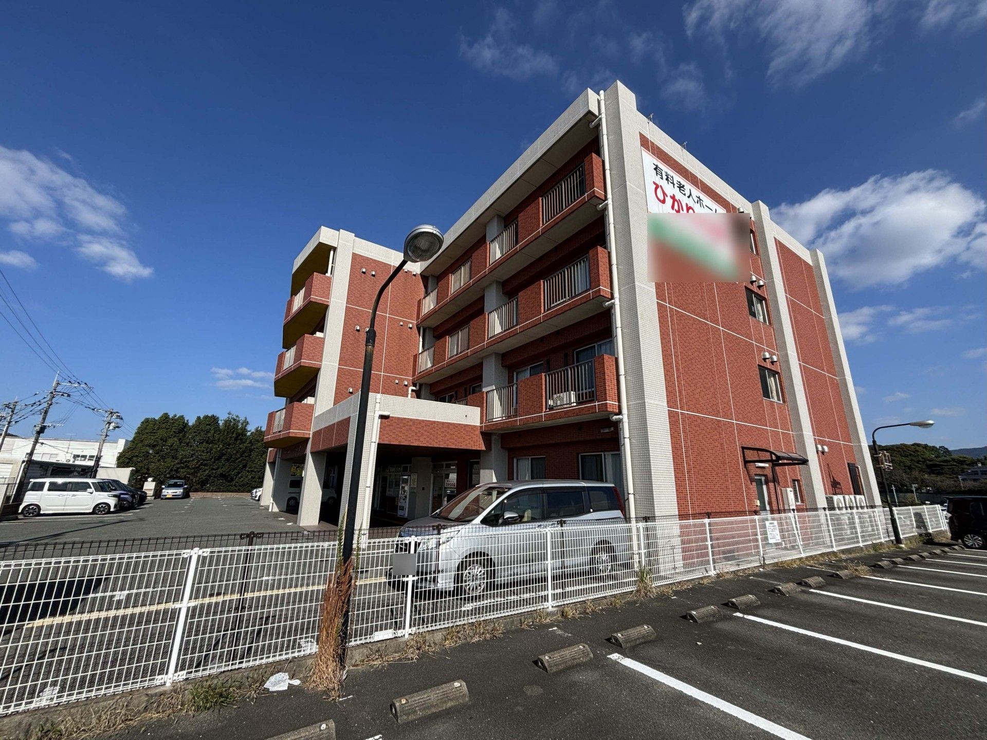 赤い外壁の建物