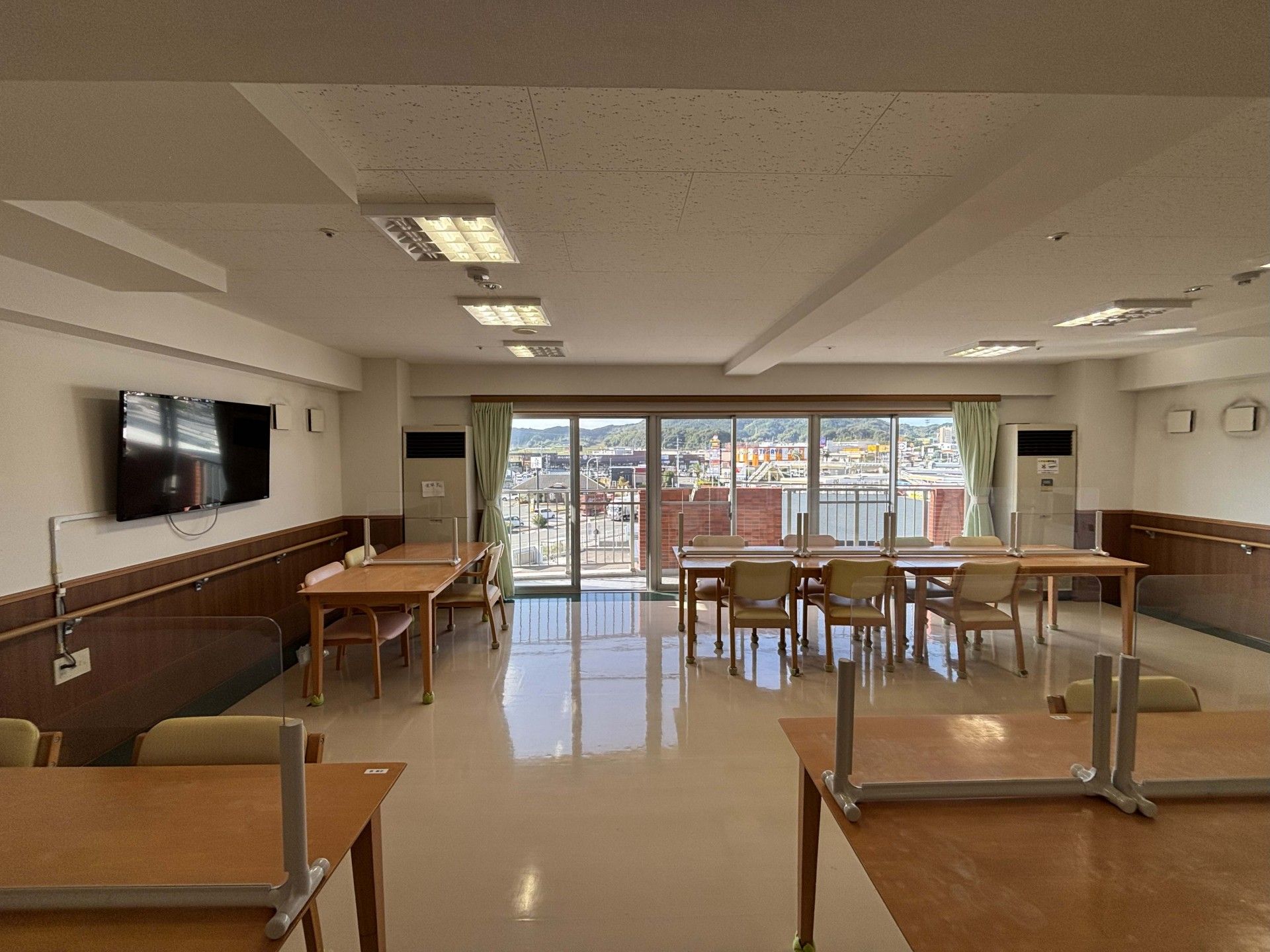 広い窓のある共有スペース