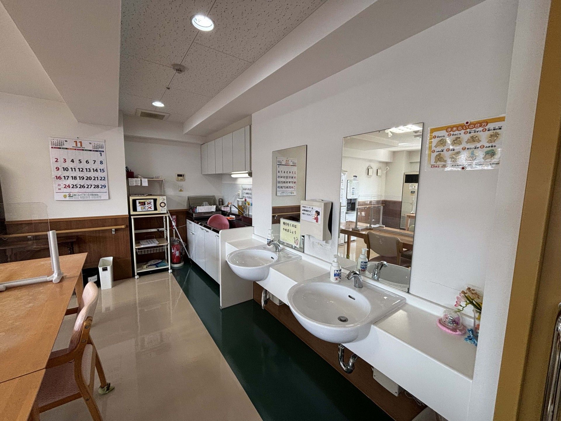 洗面台とカレンダーのある部屋