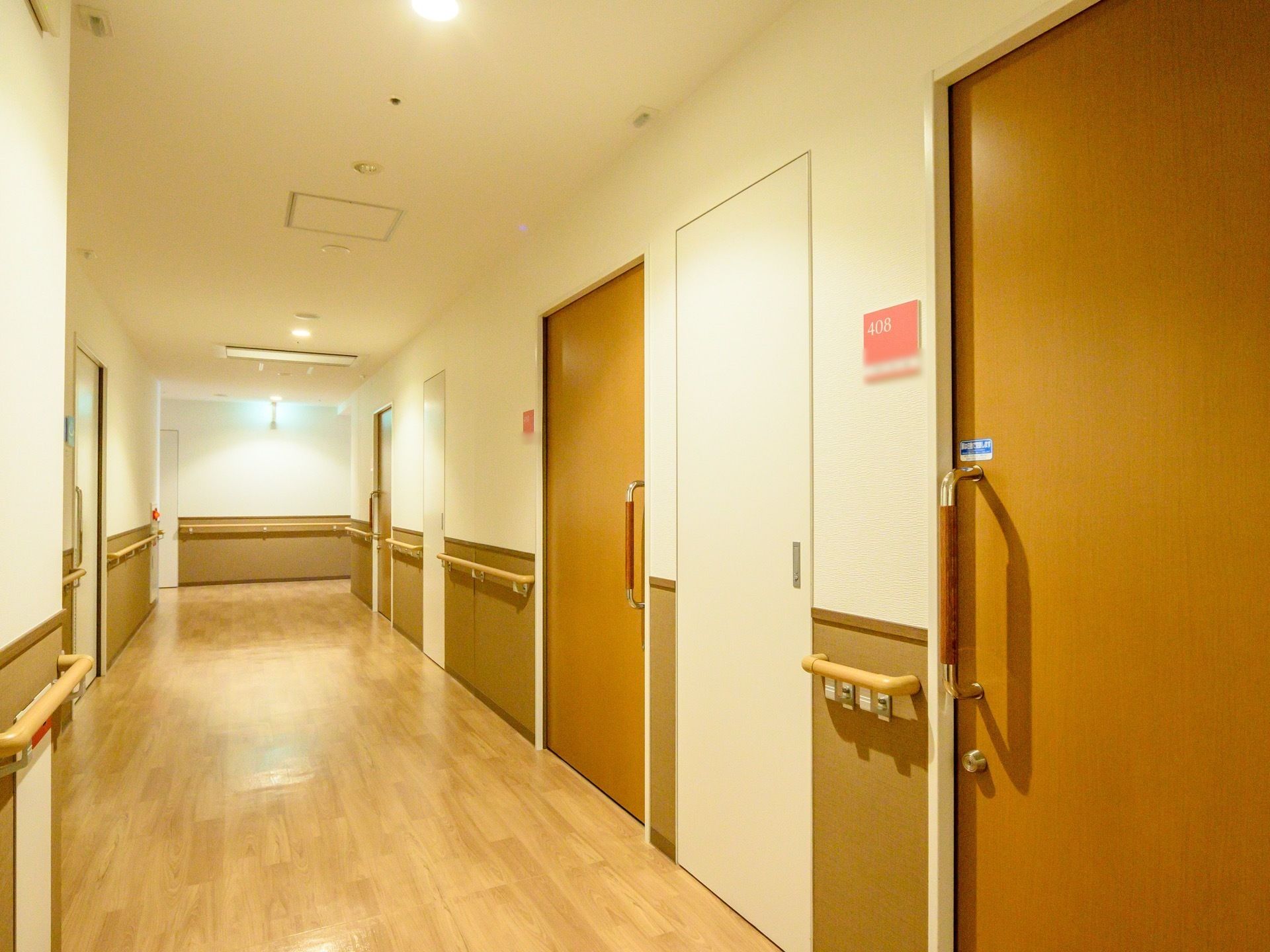 広々とした廊下が設置されている。扉はスライド式になっており、安全に開け閉めすることができる。大きな取っ手が取り付けられている。