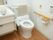 トイレは温水洗浄便座が採用されており、快適に使用することができる。壁には呼び出しボタンが設置されている。