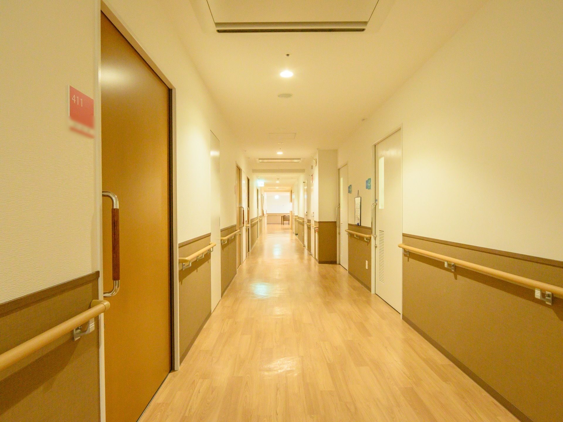 幅にゆとりのある廊下になっている。壁全面に手すりが設置されており、体を支えながら移動することができる。