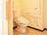 トイレには手すりや呼び出しボタンが付き、介助する人のスペースもある。