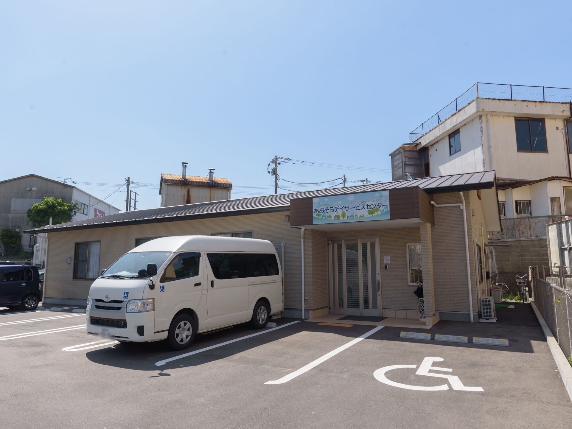 ４階建ての建物は鉄骨製で頑丈な造り。ベージュとオレンジの明るい雰囲気の住まい。