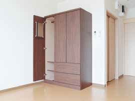 扉内に鏡が設置された木製のクローゼットが設置されたフローリングの部屋には他の家具や家電は置かれていない。