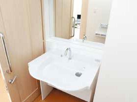 大きな鏡が付いた洗面所には大き目の洗面ボウルが付き、自動水栓が設置されている。ソープなどは置かれていない。