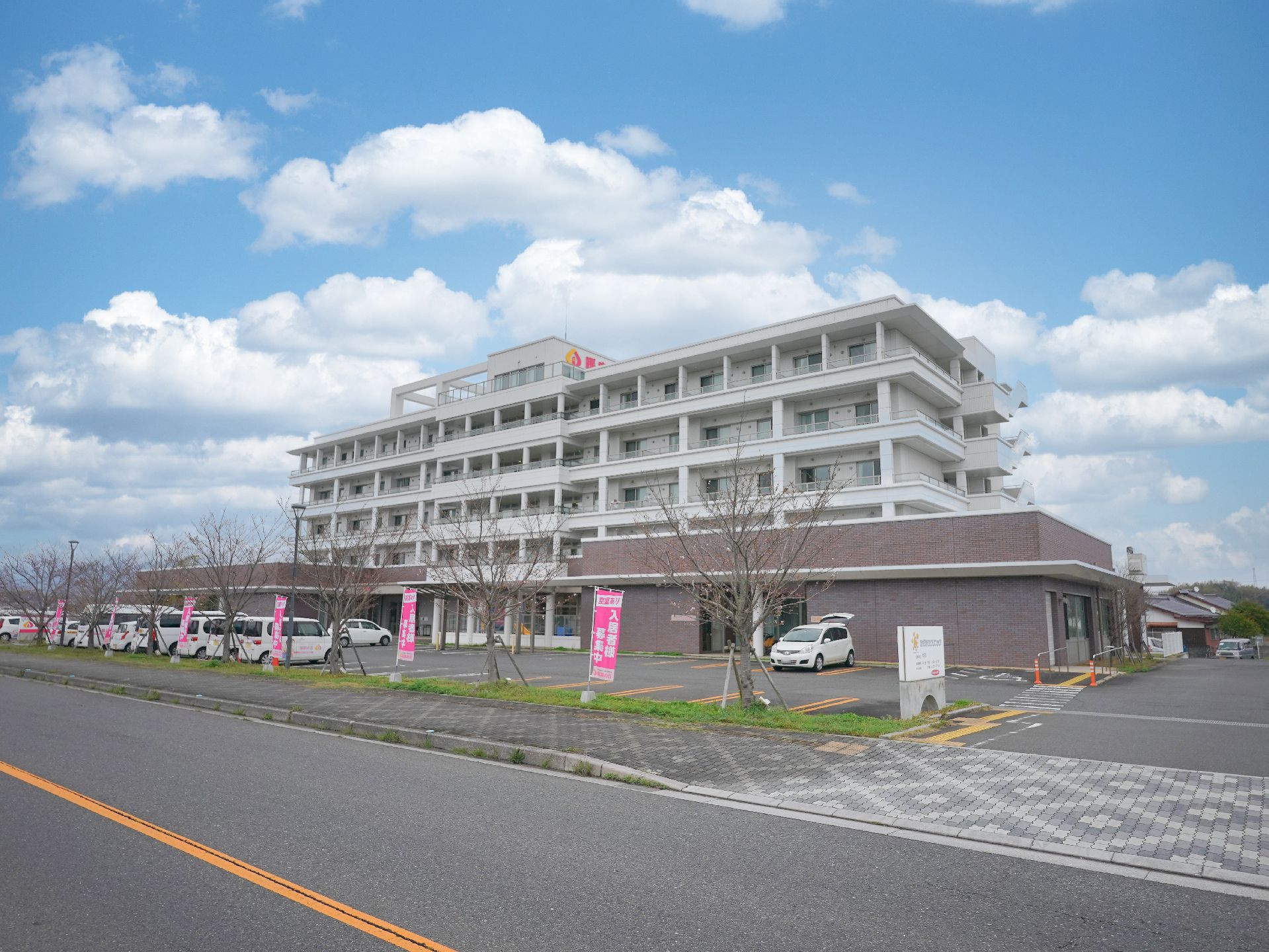 駐車場の設置されている介護施設の外観