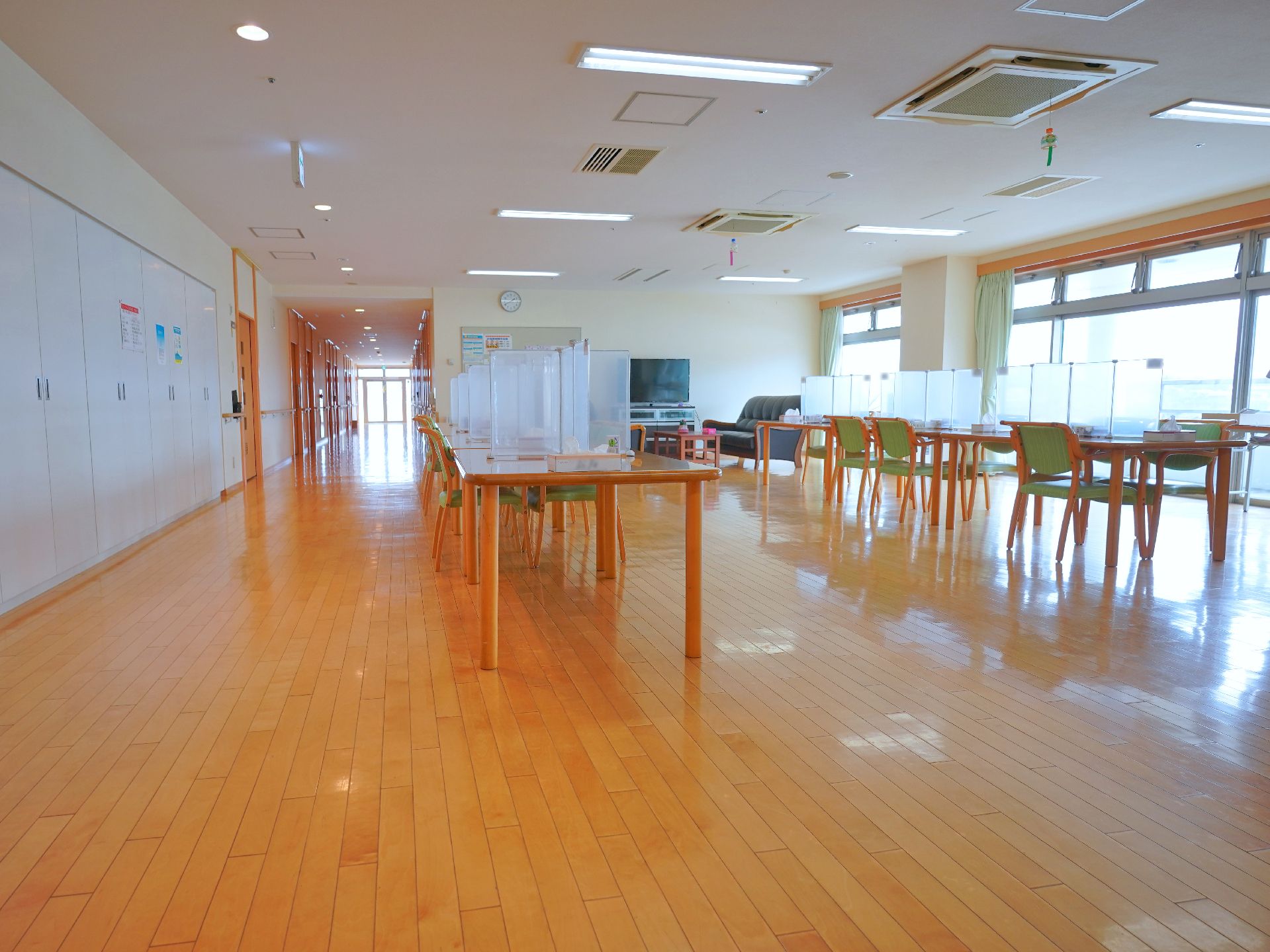 仕切りが設置されている共有スペース