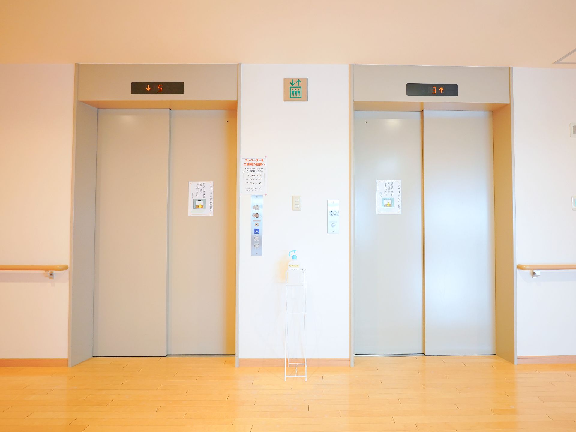 廊下に設置されているエレベーター