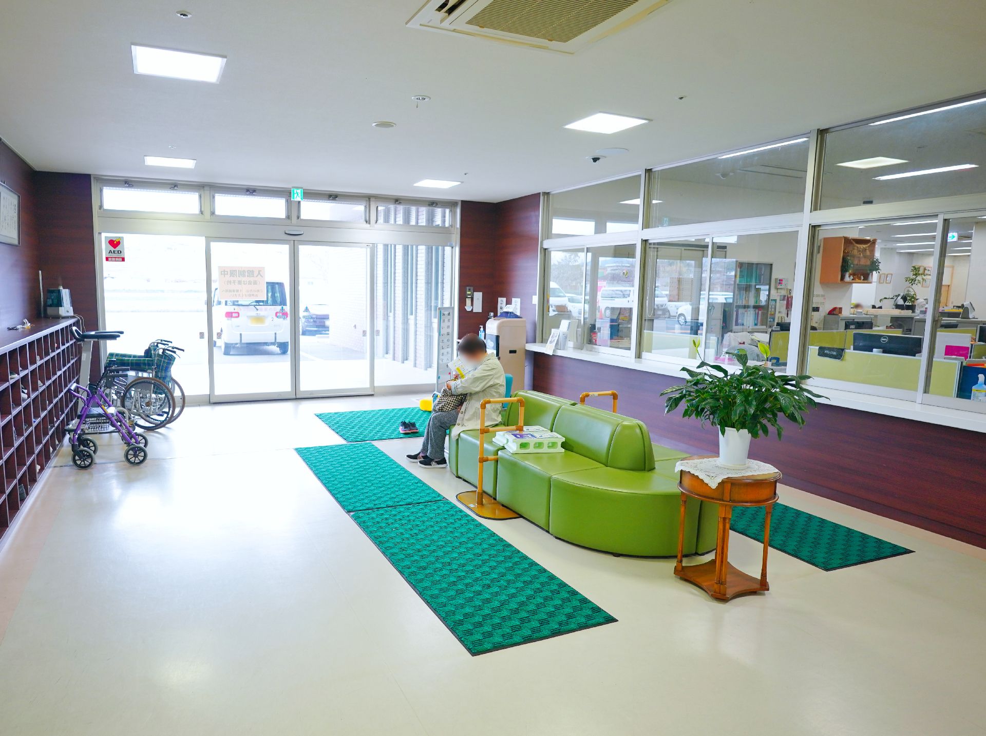 受付が設置されている玄関