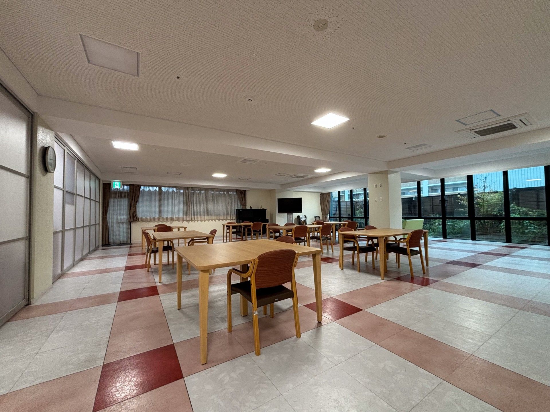 車椅子のご入居者様とスタッフ