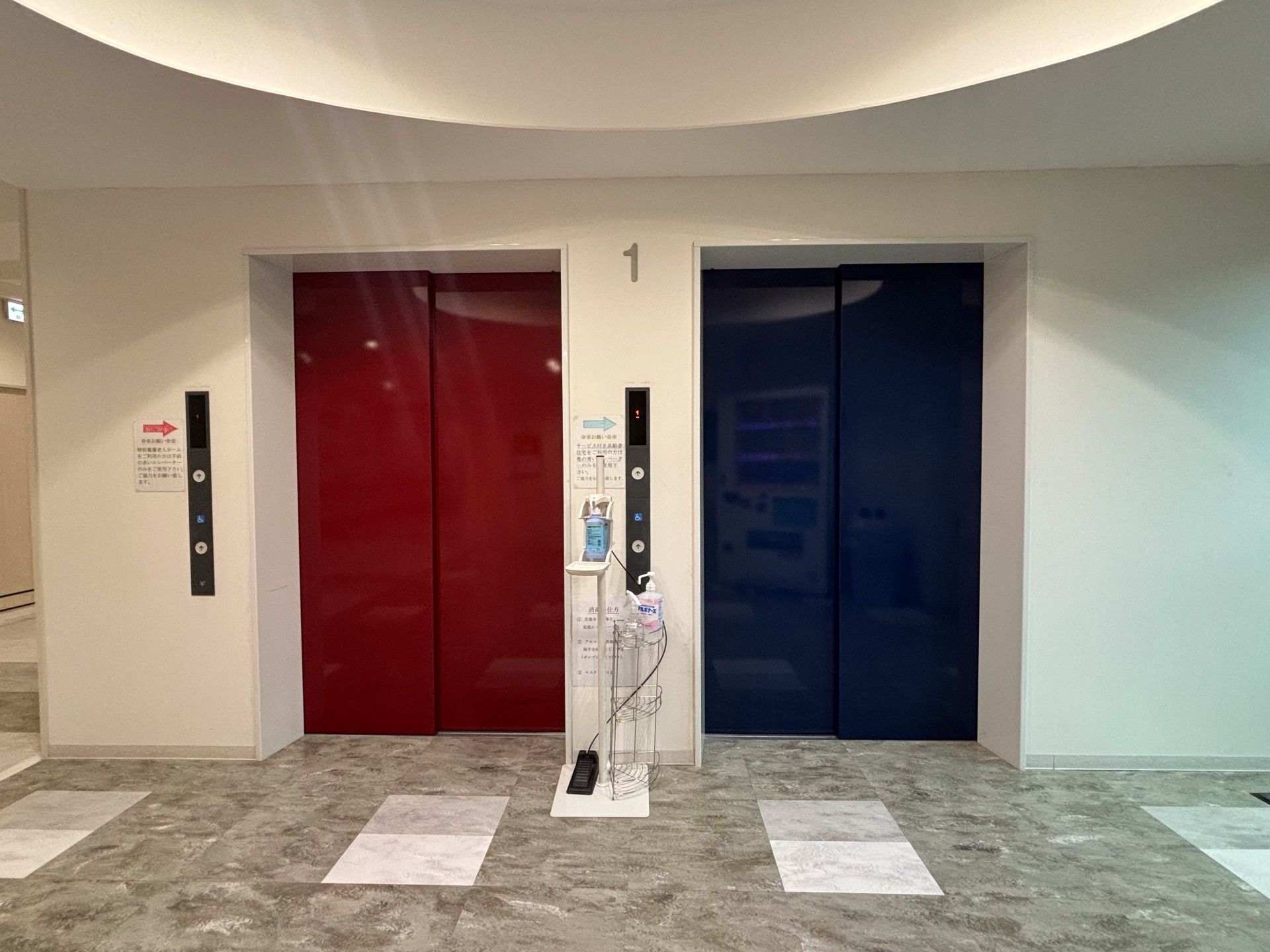 赤と青のエレベーター前