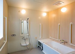 手すり付き快適な浴室